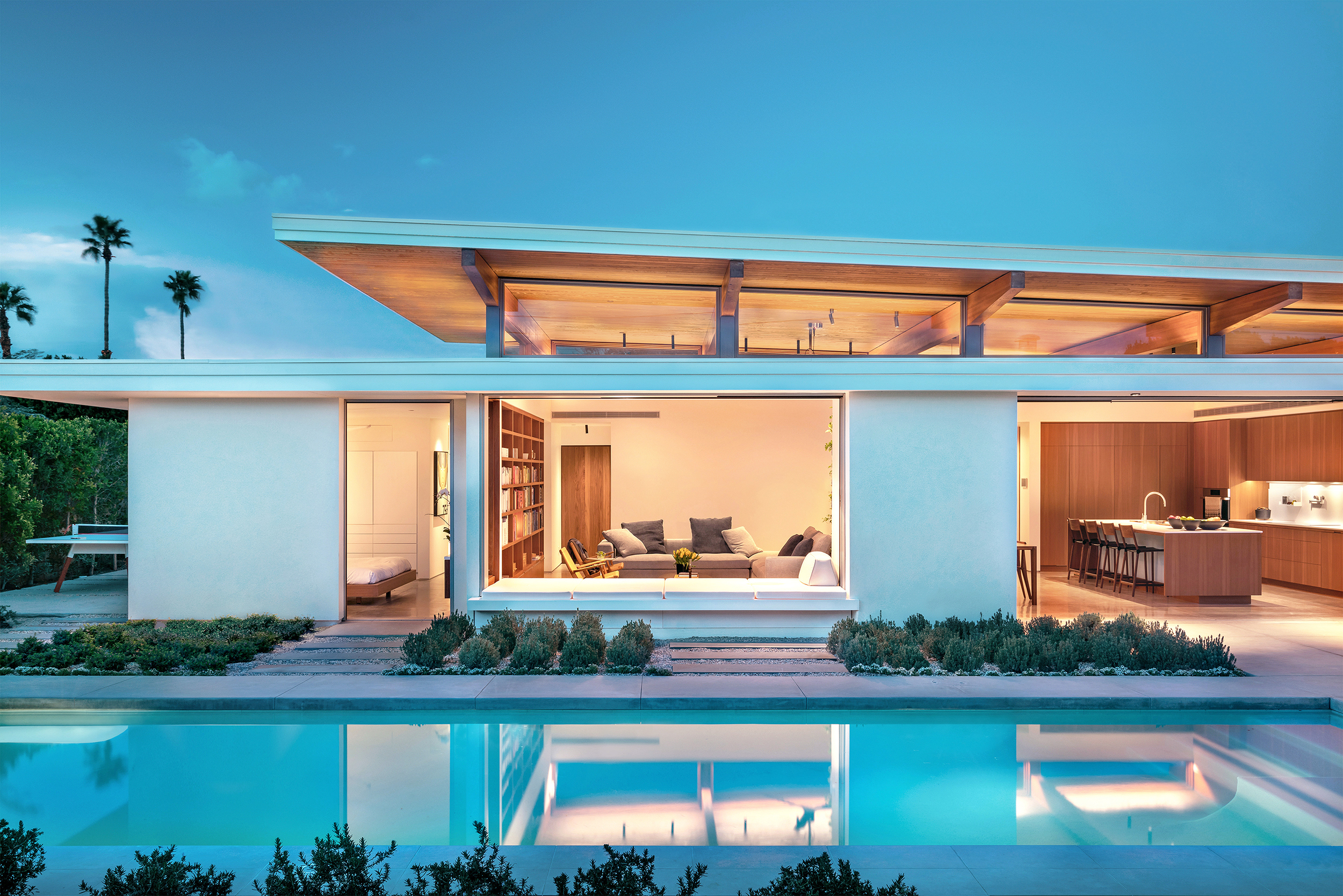 Elevación exterior de Desert House al amanecer.