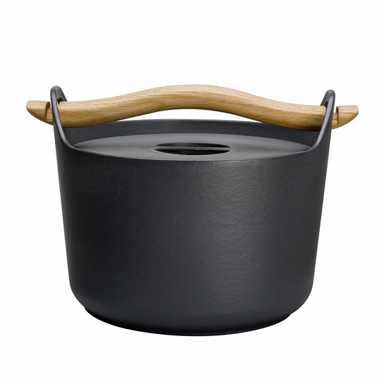 Cast-iron Sarpaneva pot with wooden handle