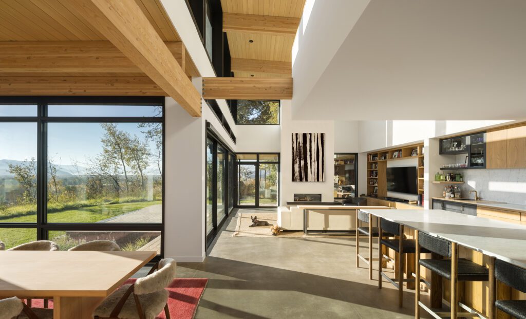 Vista de la gran sala de doble altura de una casa moderna desde la cocina