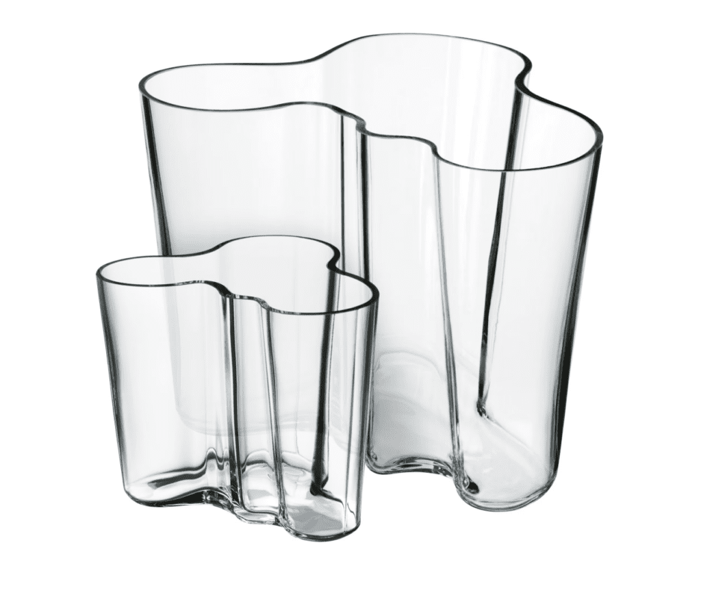 Ensemble de deux vases "vague" modernes conçus par Alvar Aalto.