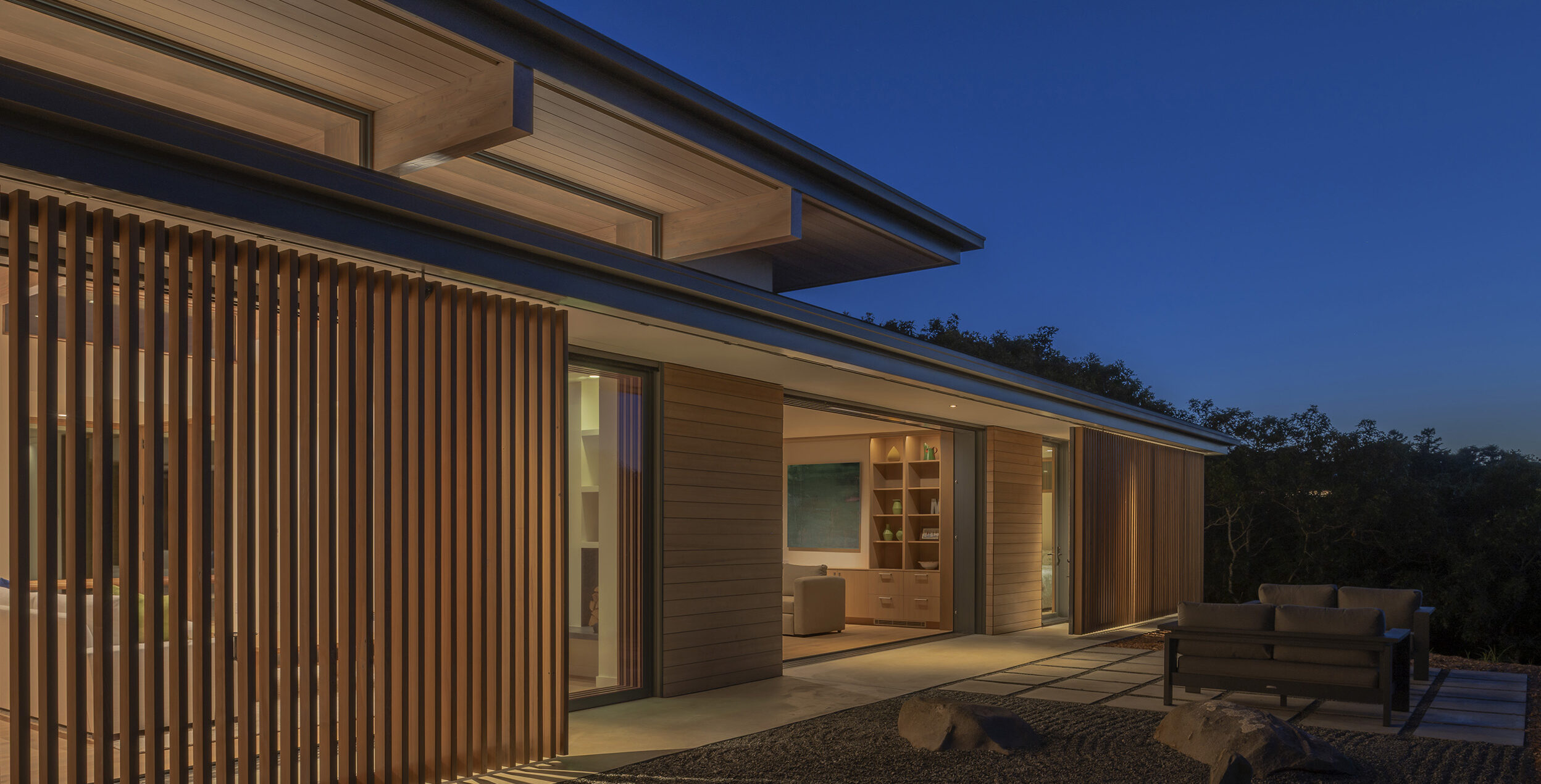 Vue de la grande pièce lumineuse d'une maison moderne en bord de mer à l'aube